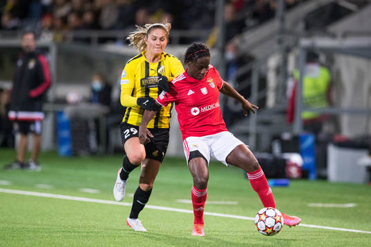 Mille Gejl Jensen of Häcken and Christy Ucheibe of Benfica