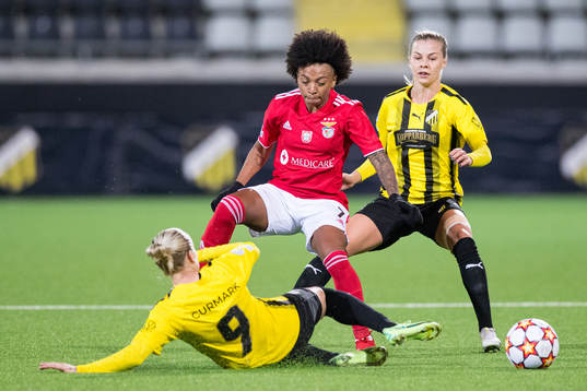 Valeria Silva of Benfica against Filippa Curmark and Lotta