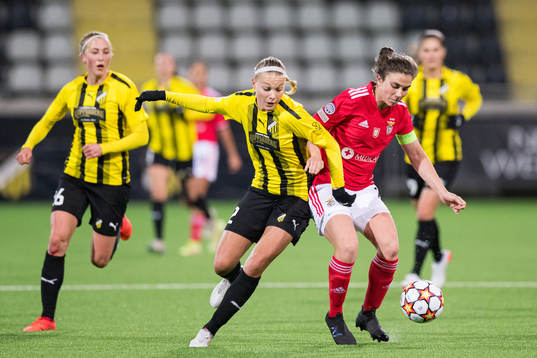Stine Larsen of Häcken and Pauleta of Benfica