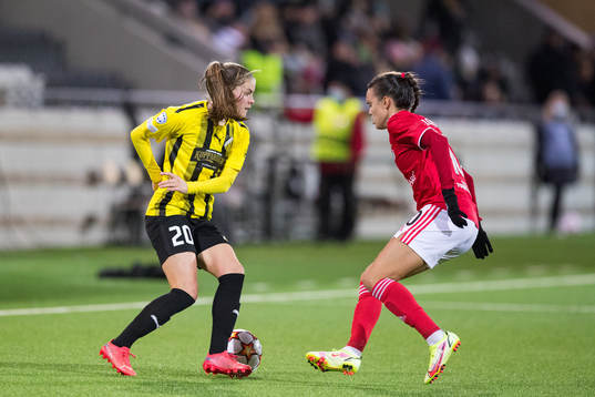 Hanna Wijk of Häcken and Ana Vitoria of Benfica