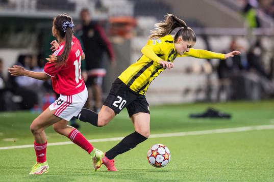 Hanna Wijk of Häcken and Francisca Nazareth of Benfica