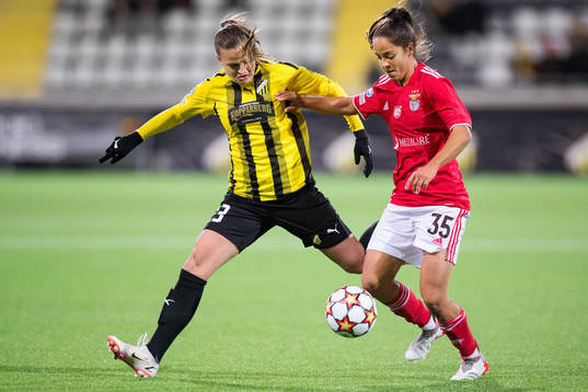 Milica Mijatovic of Häcken and Beatriz Cameirao of Benfica