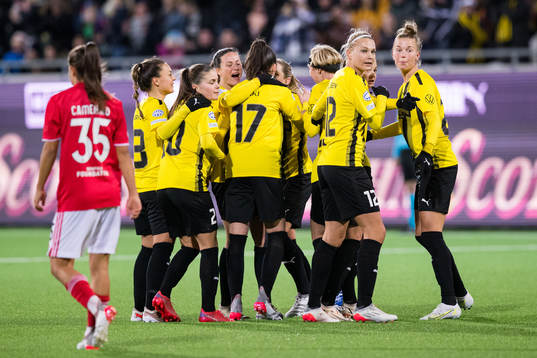 Elin Rubensson of Häcken celebrate with teammates