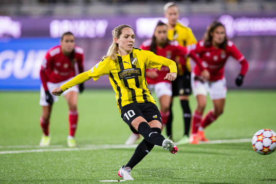 Elin Rubensson of Häcken scores the 1-1 goal