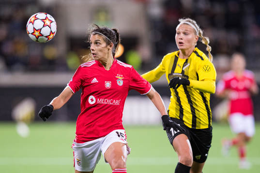Carole Costa of Benfica and Stine Larsen of Häcken