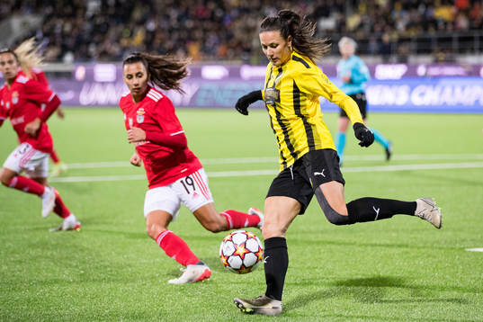Beata Kollmats of Häcken and Catarina Amado of Benfica
