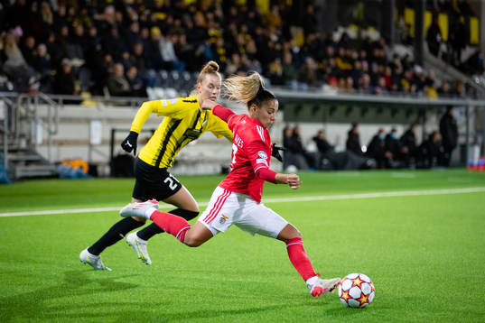 Dilja Yr Zomers of Häcken and Lucia Alves of Benfica