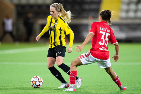 Elin Rubensson of Häcken and Beatriz Cameirao of Benfica