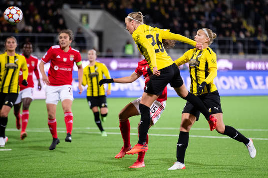Julia Karlernäs of Häcken with a header
