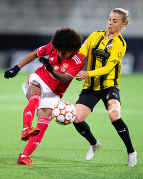 Valeria Silva of Benfica and Lotta Ökvist of Häcken