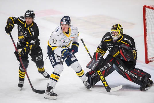 s Måns Lindbäck oroar mot AIK:s Victor Aronsson och