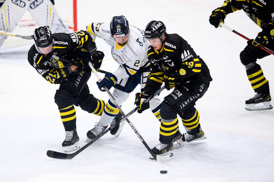 s Daniel Norbe i en kamp mot AIK:s Christian Sandberg och