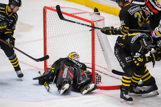 s målvakt Pavel Khomchenko
