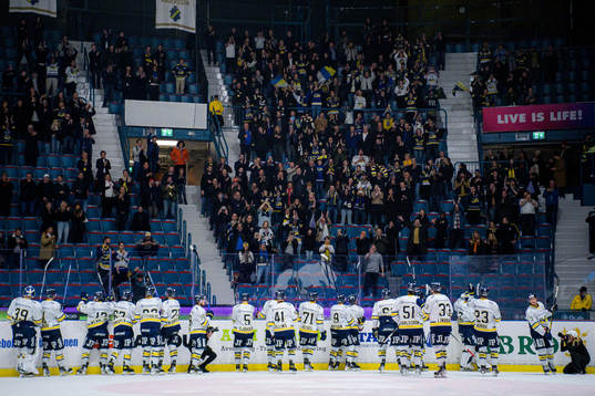s spelare och supportrar jublar