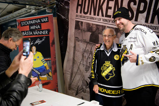 Leif ”Honken” Holmqvist signerar böcker i periodpaus