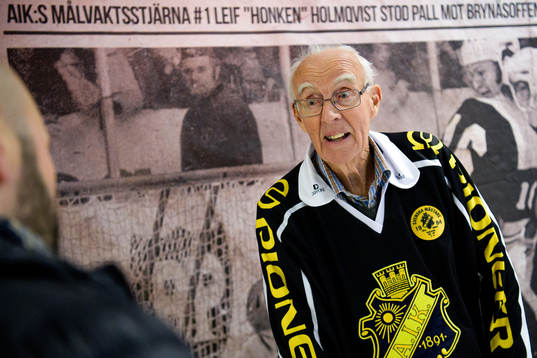 Leif ”Honken” Holmqvist signerar böcker i periodpaus