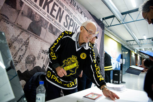 Leif ”Honken” Holmqvist signerar böcker i periodpaus