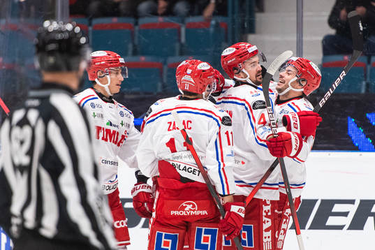 Timrås Tim Erixon jublar med lagkamrater