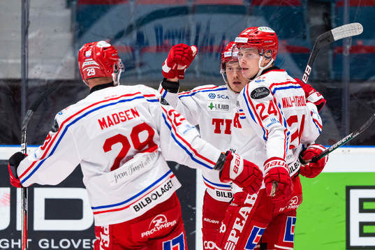Timrås Erik Walli Walterholm (h) jublar med lagkamrater