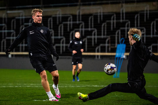 Linus Olsson och målvakt Hampus Pauli
