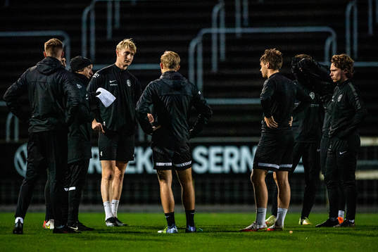 Tränare Billy Magnusson instruerar spelarna