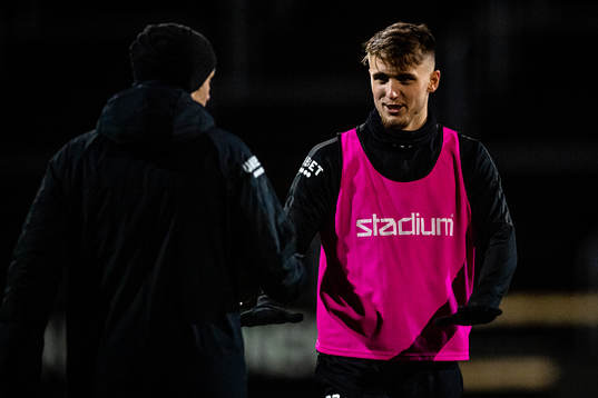 Hampus Ferhm i samtal med tränare Billy Magnusson