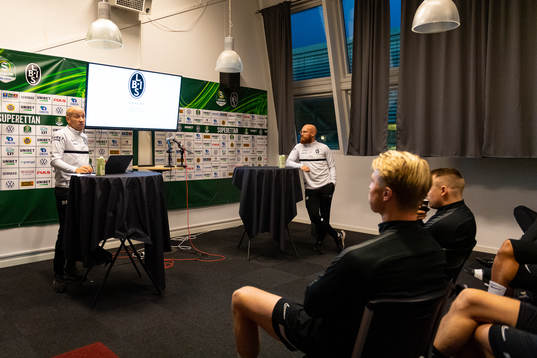 Tränare Billy Magnusson och assisterande tränare Max
