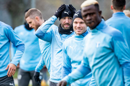 Erdal Rakip i mitten