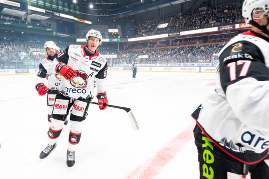 Malmö Redhawks Emil Sylvegård jublar