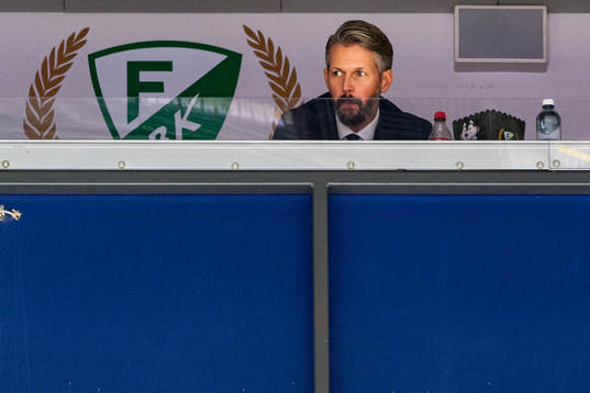 Färjestads sportdirektör Rickard Wallin på läktaren
