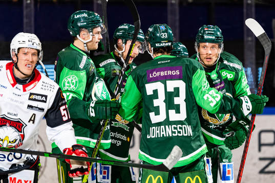 Färjestads Jacob de la Rose jublar med lagkamrater
