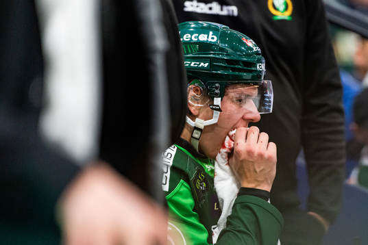 Färjestads Albert Johansson blöder från munnen