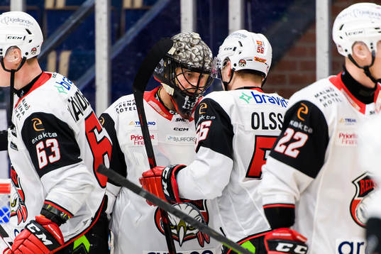 Malmö Redhawks målvakt Oscar Alsenfelt jublar med