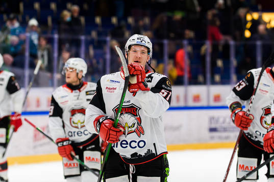 Malmö Redhawks Emil Sylvegård jublar och tackar publiken