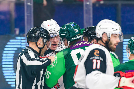Malmö Redhawks Emil Sylvegård i slagsmål med Färjestads