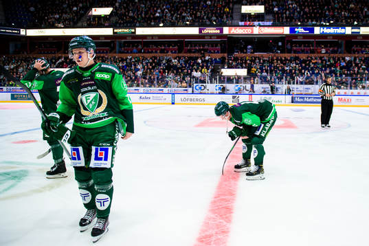 Färjestads Daniel Viksten och Gustav Rydahl deppar