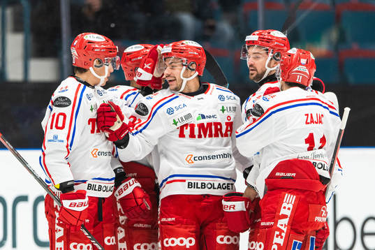 Timrås Tim Erixon jublar med lagkamrater