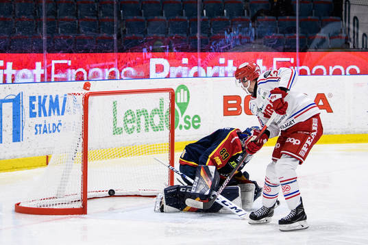 Timrås Ty Rattie gör 2-5 på Djurgårdens målvakt Niklas