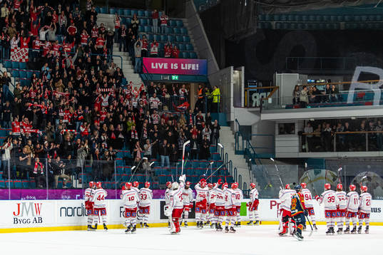 Timrås spelare jublar framför supportrarna