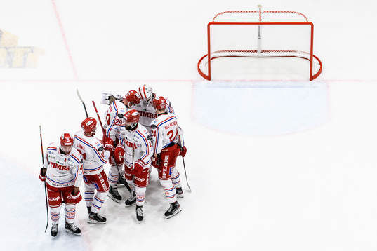 Timrås målvakt Jacob Johansson jublar med lagkamrater