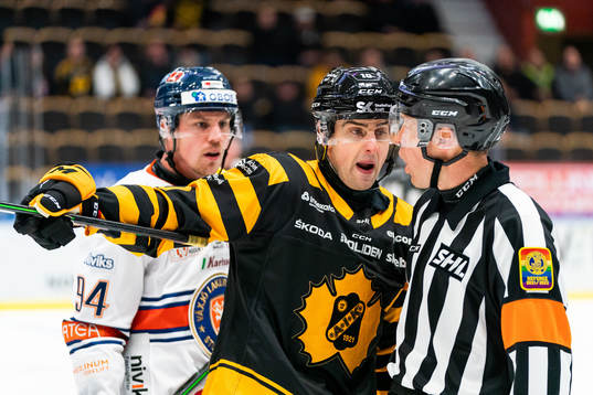 Skellefteås Joakim Lindström reagerar mot domare Tobias