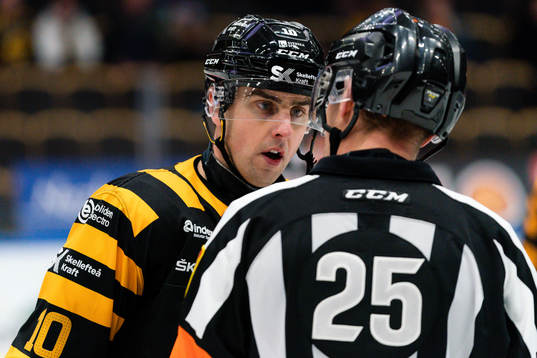 Skellefteås Joakim Lindström och domare Tobias Björk