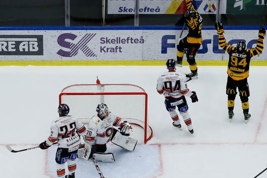 Skellefteås Linus Karlsson gör 2-1 på Växjös målvakt