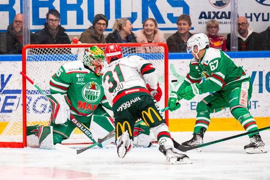 Frölundas Nicklas Lasu skjuter mot Rögles målvakt