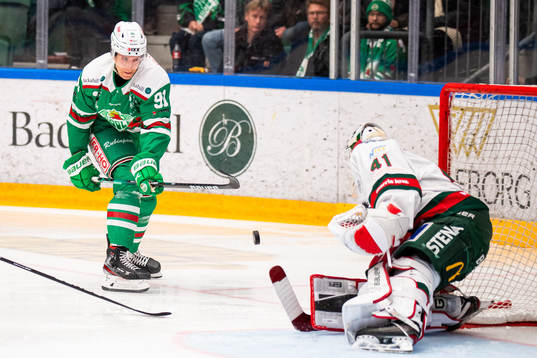 Rögles Adam Tambellini och Frölundas målvakt Niklas Rubin
