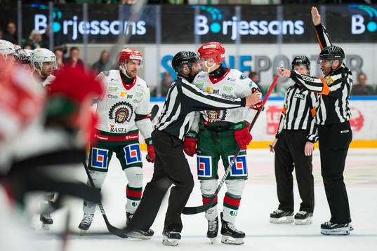 Frölundas Johan Sundström plockas undan av domaren