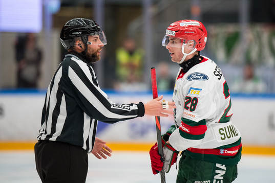 Frölundas Johan Sundström plockas undan av domaren