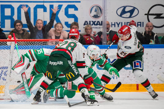 Frölundas Elmer Söderblom (th) gör 0-1 bakom Rögles