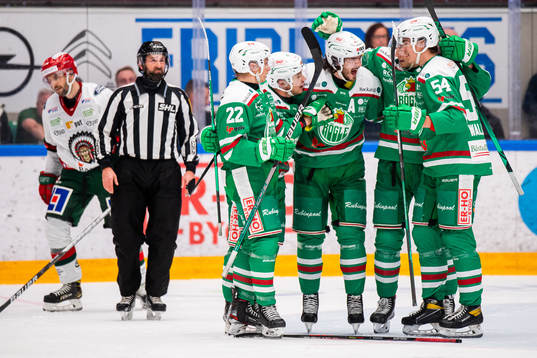 Rögles Leon Bristedt jublar med lagkamrater