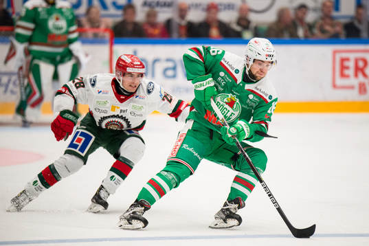 Rögles Lucas Ekeståhl-Jonsson jagas av Frölundas Johan